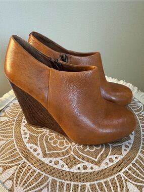 HIVE & HONEY Women's Cognac Wedge Ankle Booties LEATHER Size 7.5 Side Zip Boho